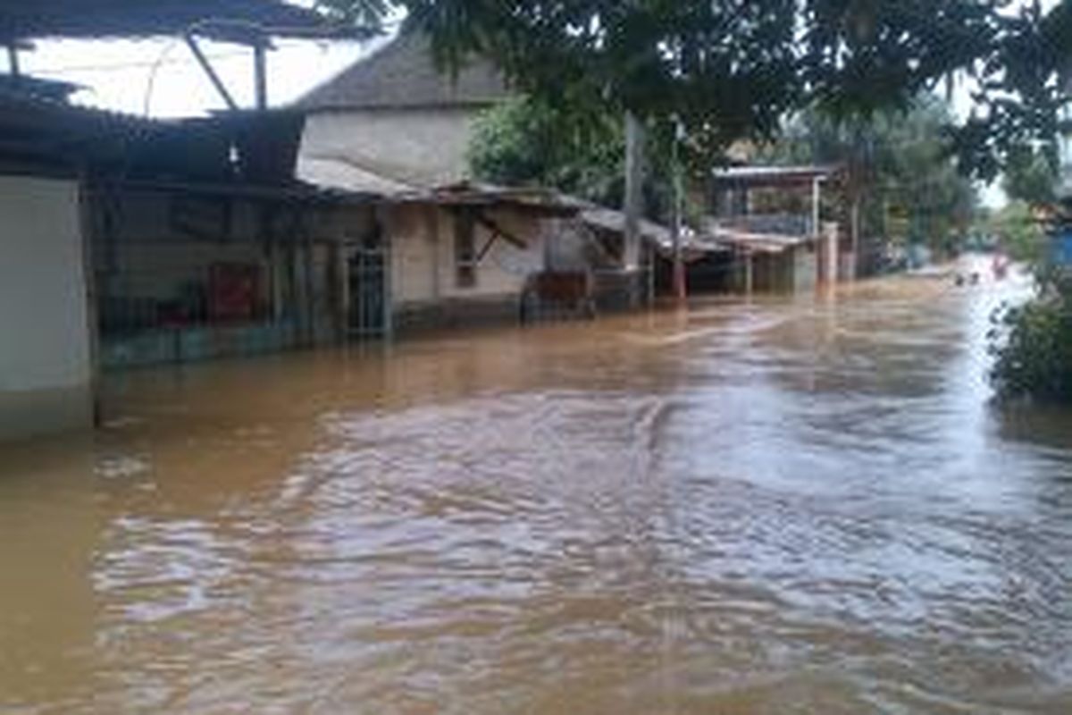 Luapan Kali Sunter akibat hujan yang terjadi sejak Jumat (28/3/2014) sore menyebabkan ratusan pemukiman warga di Kelurahan Cipinang Melayu, Kecamatan Makasar, Jakarta Timur, terendam banjir. Ketinggian air pun sempat menyentuh 2 meter pada Sabtu (29/3/2014) pagi tadi. 