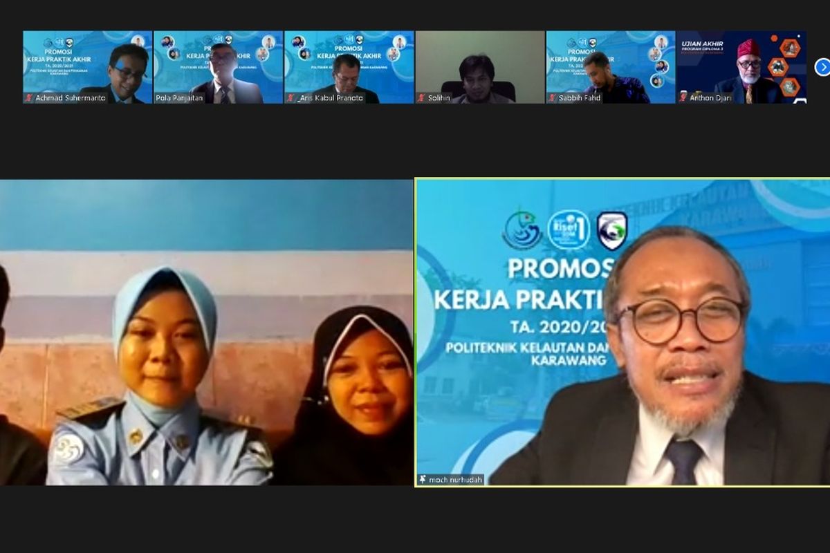 Direktur Politeknik KP Karawang Mochamad Nurhudah (kanan) dalam agenda Promosi Kerja Praktik Akhir (KPA) Politeknik Kelautan dan Perikanan (KP) Karawang, Jawa Barat (Jabar), Jumat (6/8/2021).