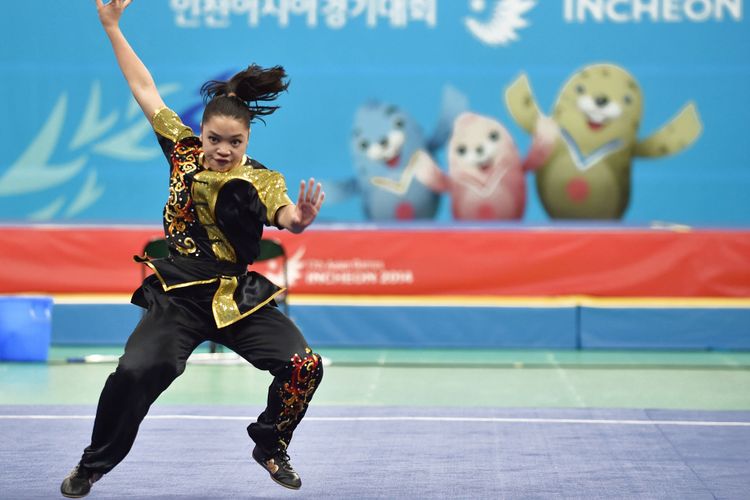 Atlet wushu Indonesia, Juwita Niza Wasni, ketika tampil pada final di Asian Games 2014 di Incheon, 20 September 2014.