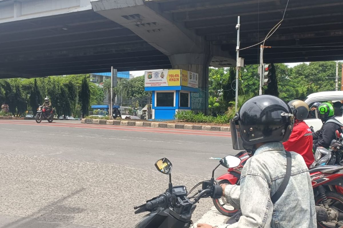 Kondisi lalu lintas di Jalan D.I Panjaitan, Cawang, Jakarta Timur, Kamis (27/10/2022) pagi. Petugas polisi tidak terlihat berjaga di pos sejak penerapan E-TLE diprioritaskan.