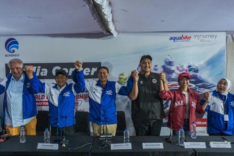 Menparekraf Sandiaga Salahuddin Uno (tengah) saat jumpa pers Aquabike Jetski World Championship 2023 di Pelabuhan Balige, Sumatera Utara, Sabtu (25/11/2023)