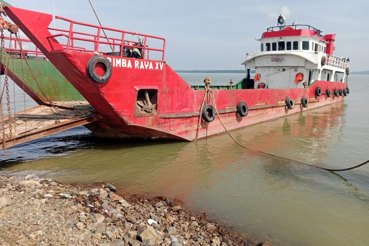 Kapal LCT Rimba Raya XV yang tenggelam di perairan Seimanggaris, Nunukan, Kaltara. Dua ABK dalam pencarian