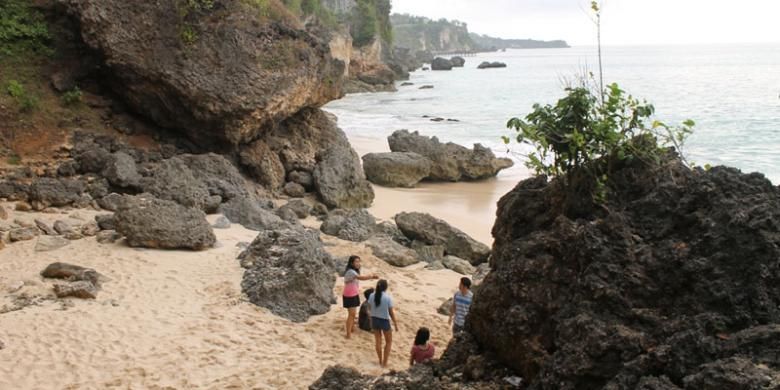Batu karang yang curam, mulai dari ukuran besar dan ukuran kecil menghisi permukaan pasir yang menjadi benteng pantai Tegalwangi di Jimbaran, Bali.