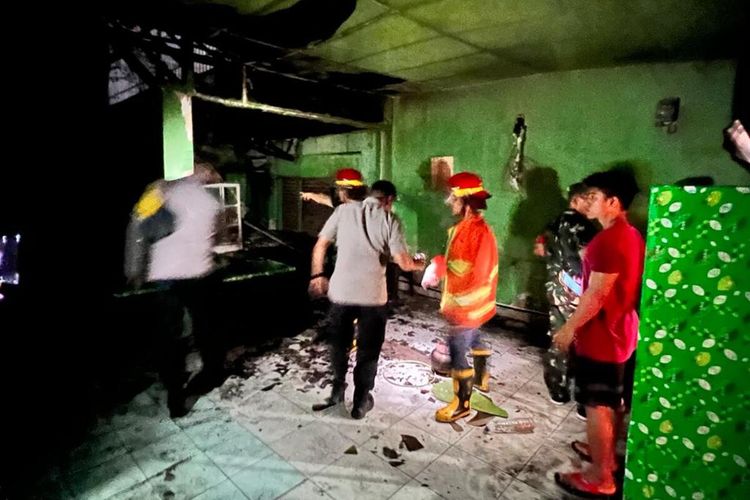 Kondisi rumah makan di Jalan Sandubaya, Kota Mataram, yang terbakar, Senin (24/7/2023)