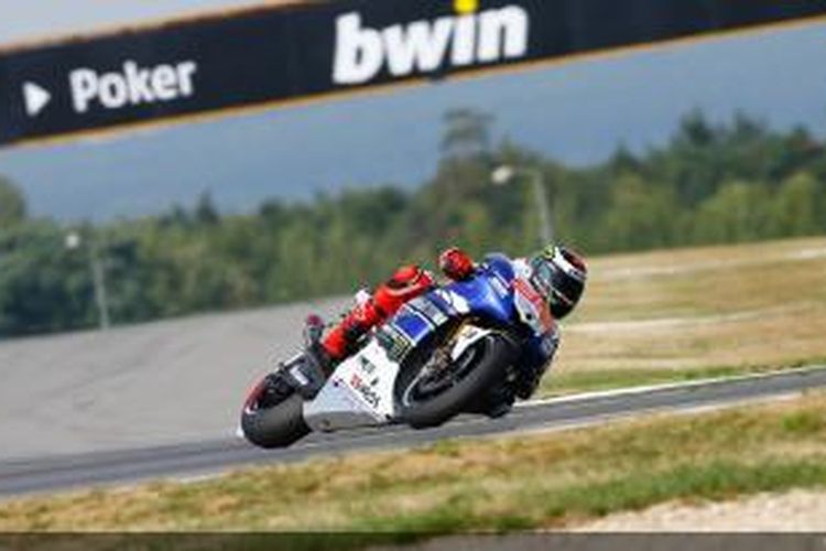 Pebalap Yamaha asal Spanyol, Jorge Lorenzo, memacu motornya di Sirkuit Brno, pada sesi latihan bebas dua GP Ceko. Jumat (23/8/2013).