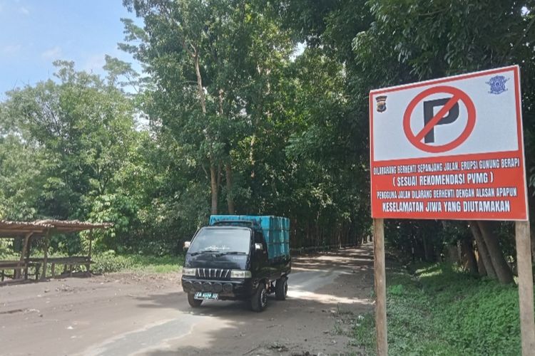 Polisi memasang plang peringatan bagi pengguna jalan yang melintas di jalur merah erupsi Gunung Lewotobi Laki-laki.
