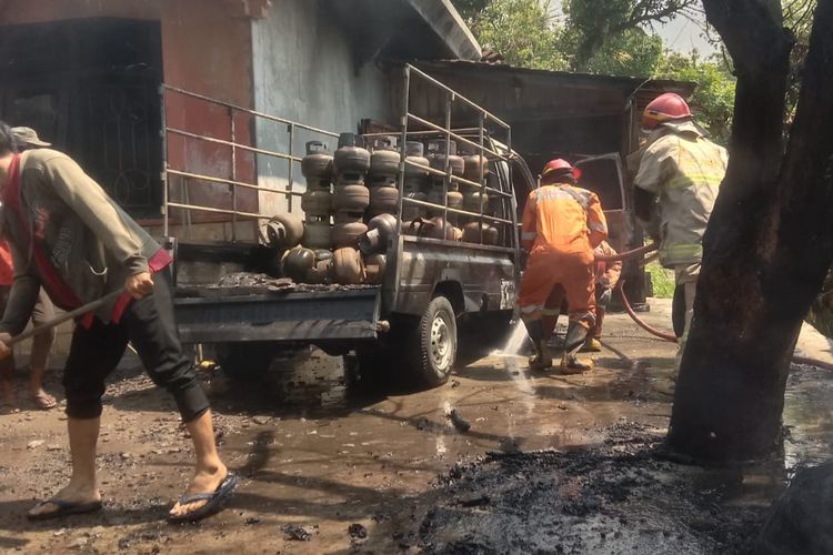 Pemadam Kebakaran Kabupaten Semarang menyemprotkan air ke api yang membakar tabung gas, Rabu (1/11/2023)