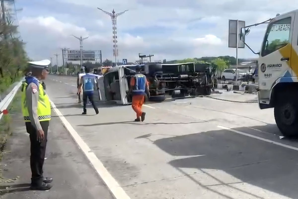 Polisi saat memantau proses evakuasi bus pariwisata yang mengalami kecelakaan tunggal Jalan Raya Pelabuhan Benoa, Kota Denpasar, Provinsi Bali, pada Jumat (5/12/2025) sekitar pukul 08.45 Wita. /Dok. Humas Polresta Denpasar