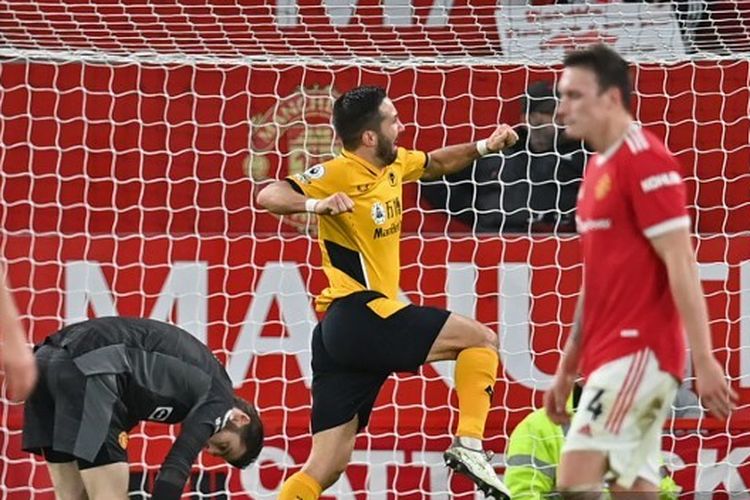 Gelandang Wolverhampton Wanderers, Joao Moutinho, berselebrasi usai mencetak gol ke gawang Manchester United pada pekan ke-21 Liga Inggris.