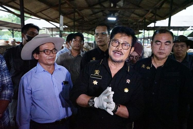 Menteri Pertanian (Mentan) Syahrul Yasin Limpo (SYL) saat meninjau peternakan sapi milik salah satu perusahaan swasta di Desa Karangmekar, Kedung Waringin, Kabupaten Bekasi, Jawa Barat (Jabar).

