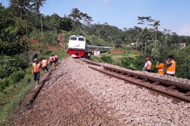 KA Pasundan melintasi jalur perlintasan yang sempat ambles karena pergerakan tanah antara Stasiun Bumiwaluya dan Stasiun Bandrek, Kamis (7/12/2017).