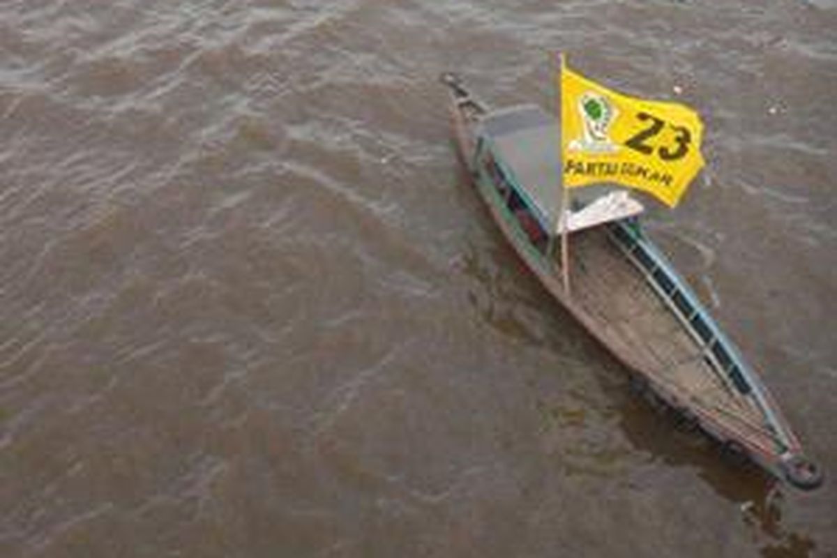 Sebuah perahu motor atau biasa disebut 