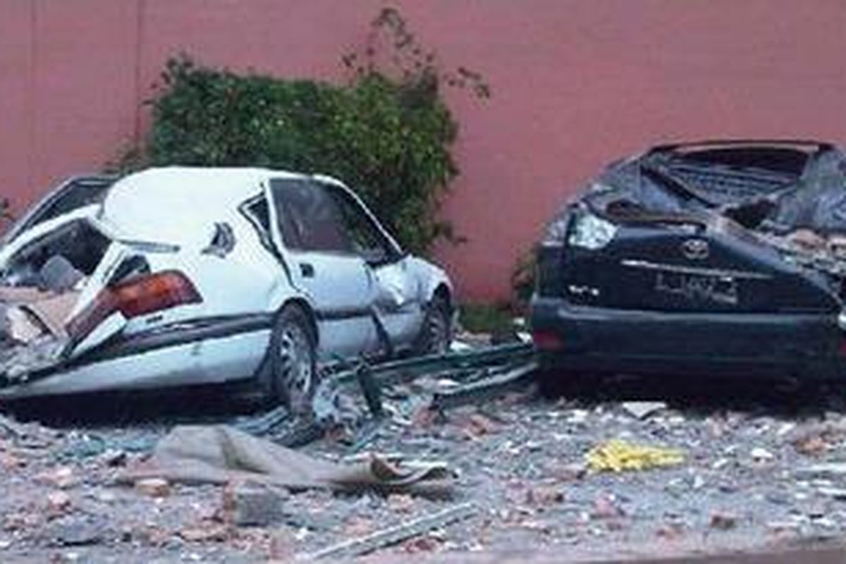 Sejumlah mobil yang diparkir di pelataran Apartemen Riverside, Pluit, Jakarta Utara, Kamis (27/5/2010), rusak tertimpa reruntuhan tembok yang hancur akibat ledakan tabung gas.