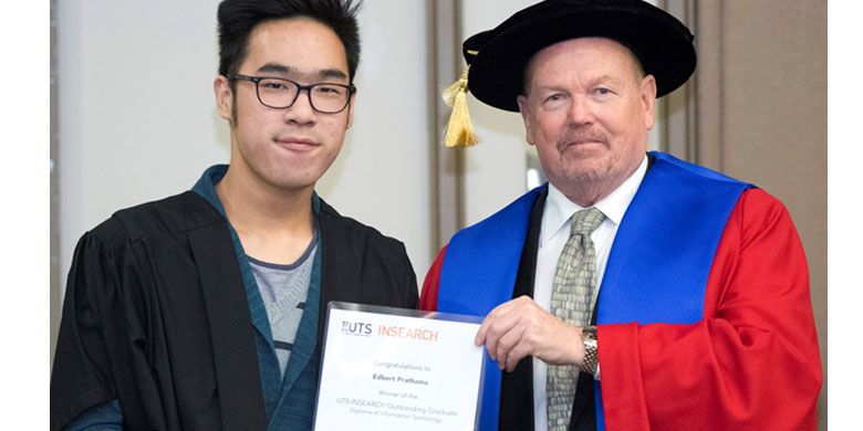 Edbert Pratama, mahasiswa pemenang memenangkan Dean?s Merit and Outstanding Graduate bersama dengan Emeritus Professor Ross Milbourne AO, Chair of the Board, UTS Insearch.