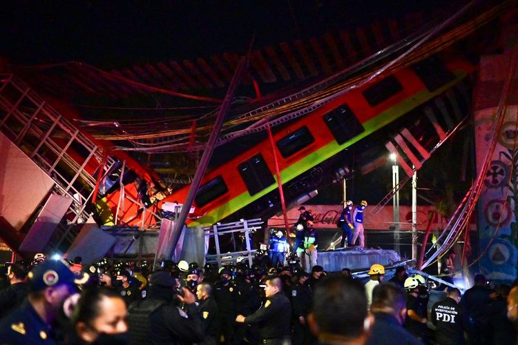 Pekerja darurat menyisir puing-puing reruntuhan di lokasi kecelakaan kereta yang jatuh ke jalan, akibat jembatan layang ambruk di Mexico City pada Senin (3/5/2021) malam waktu setempat. Setidaknya 13 orang tewas dan 70 lainnya luka-luka dalam insiden ini.