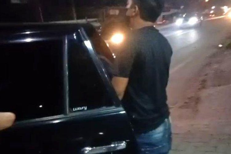 Tangkapan layar yang merekam satu dari lima pria yang ngaku anggota polisi berupaya merampok satu keluarga. Pelaku ternyata anggota Polrestabes Medan.

