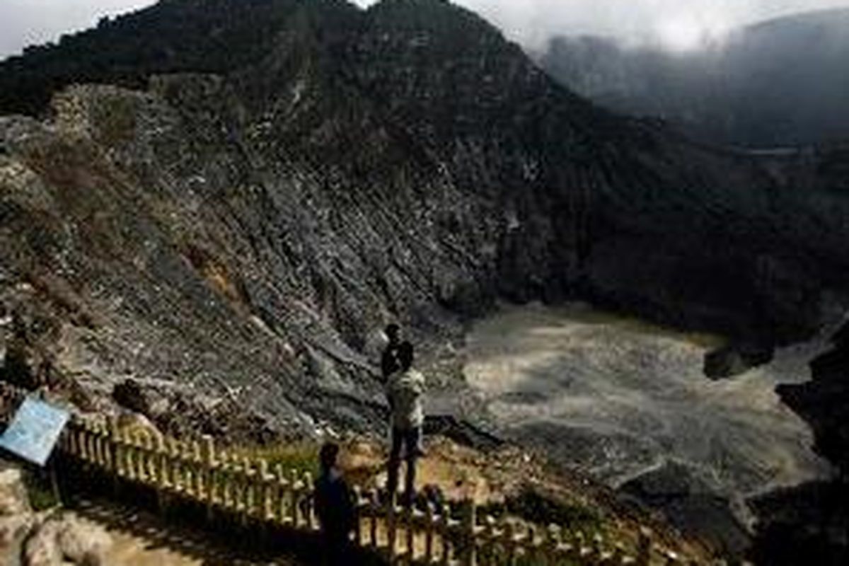 Wisatawan menikmati pemandangan Kawah Ratu di Taman Wisata Alam Gunung Tangkuban Perahu, perbatasan Kabupaten Subang dan Kabupaten Bandung Barat, Jawa Barat