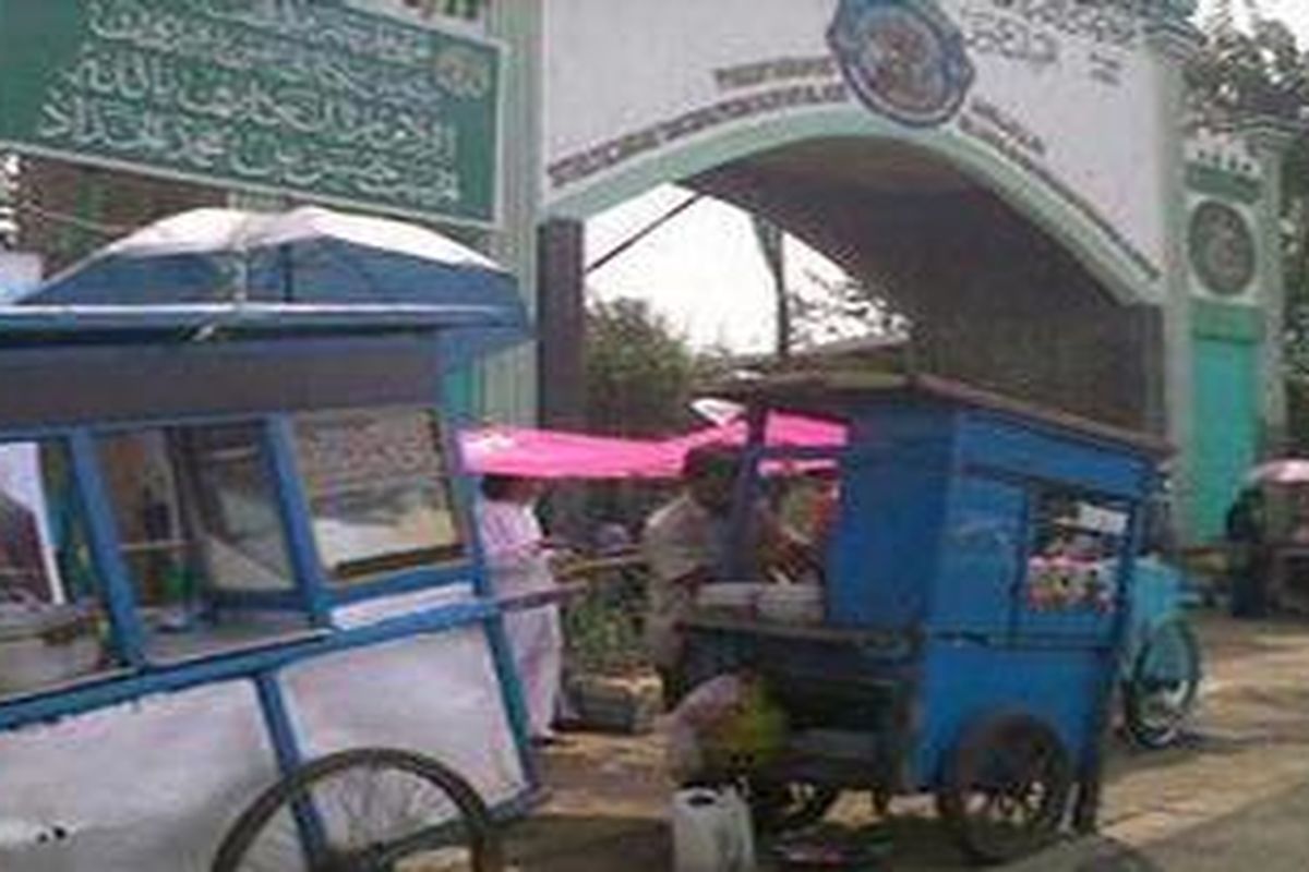 Pascabentrok warga dengan Satpol PP, Rabu (14/4/2010), pedagang di areal makam Mbah Priuk, Koja, Jakarta Utara justru semakin bertambah.