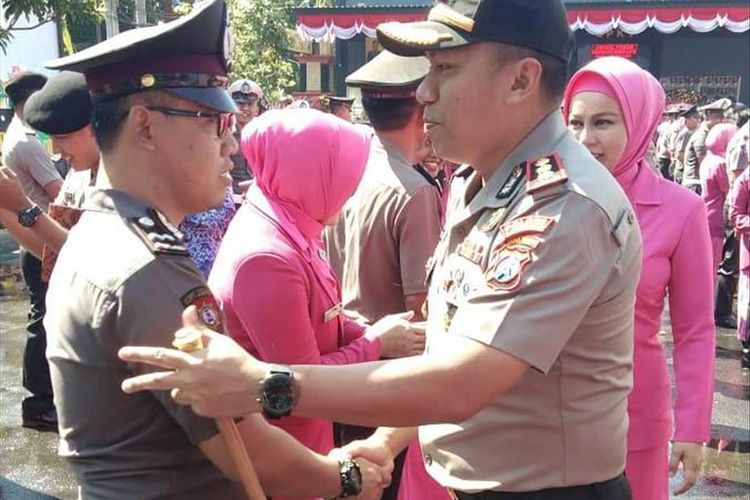 Aipda Andreas Dwi Anggoro (kiri) saat menerima ucapan selamat dari Kapolres Lamongan AKBP Feby DP Hutagalung, atas penghargaan berupa kenaikan pangkat yang didapatkan, Senin (01/7/2019).