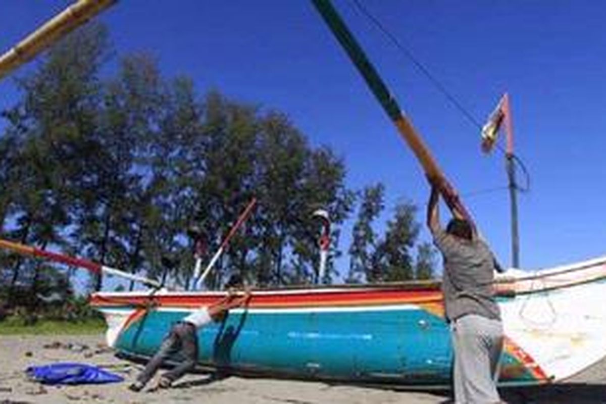 Nelayan di pantai Gandoriah, Pariaman, Sumbar.