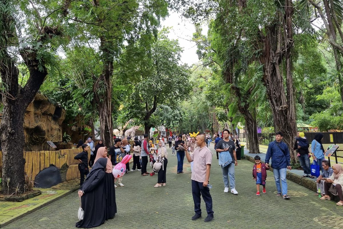 Para pengunjung KBS di H+1 Lebaran, Kamis (11/4/2024).