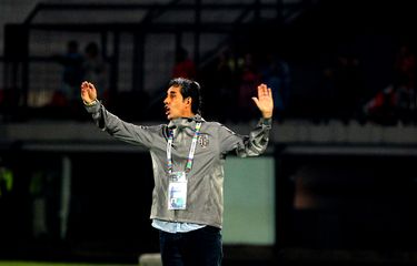 Pelatih Bali United Stefano Cugurra memberi instruksi saat melawan Kedah Darul Aman FC pada laga babak penyisihan Grup G AFC Cup 2022 yang berakhir dengen skor 2-0 di Stadion Kapten I Wayan Dipta Gianyar, Bali, Jumat (24/6/2022) malam.