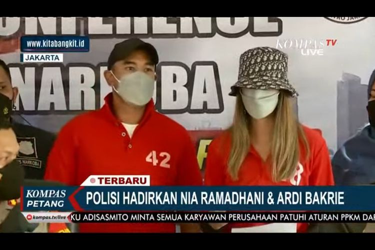 Nia Ramadhani dan Ardi Bakrie dalam konferensi pers kasus narkoba.