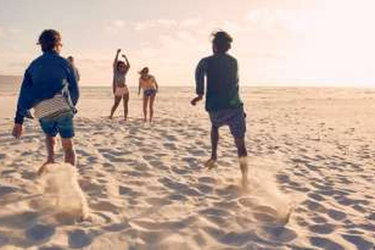 Berlari di pantai tanpa alas kaki bisa melatih kekuatan otot kaki.