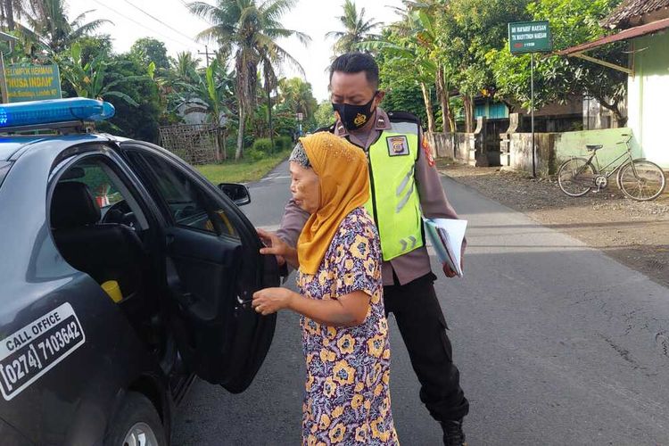 Lansia 65 tahun bernama Tumini dievakuasi ke rumah sakit setelah tertabrak motor di sekitaran Pasar Legi Jalan Cangaan, Kapanewon Sentolo, Kabupaten Kulon Progo, Daerah Istimewa Yogyakarta.
