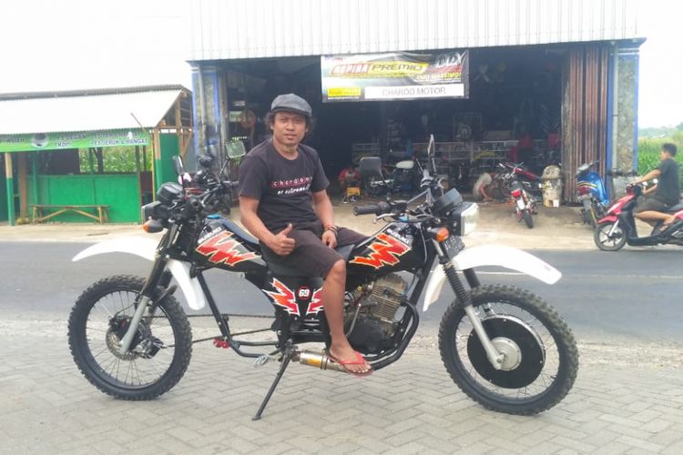 Motor trail bermuka dua hasil modifikasi Arif Fahrudin, seorang warga Kabupaten Tulungagung, Jawa Timur. Arif menggabungkan dua buah motor menjadi satu dan bisa berjalan.