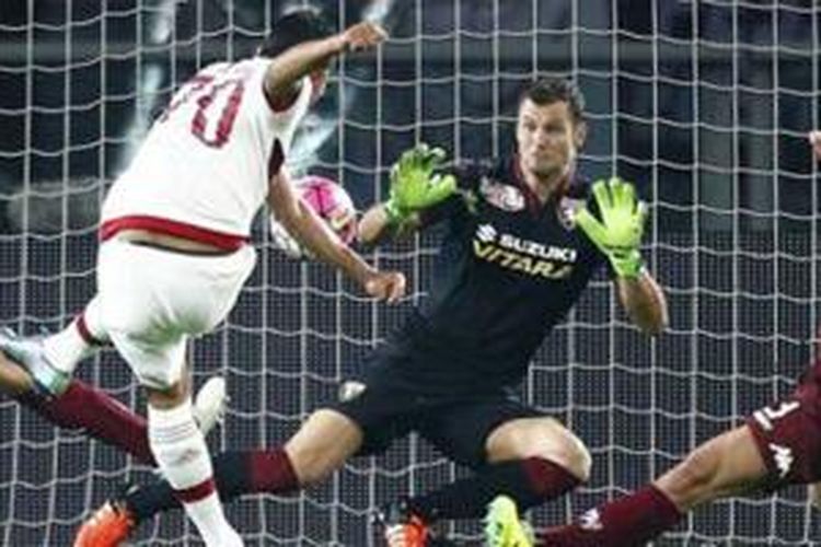 Carlos Bacca mencetak gol saat AC Milan bermain imbang 1-1 melawan Torino, Sabtu (17/10/2015). 
