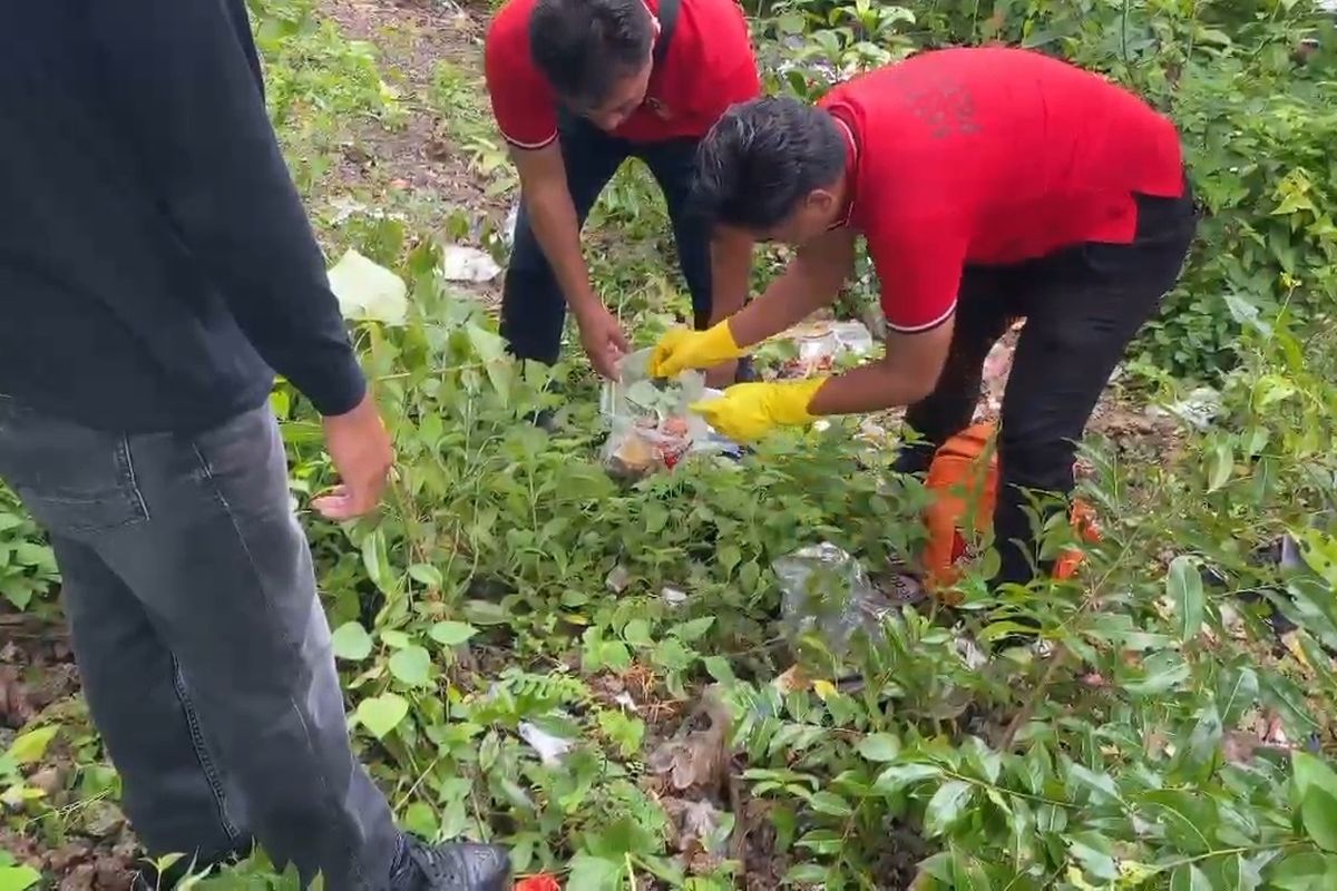 Seorang pemuda warga dusun Patoa, Desa Wadiabero, Kecamatan Gu, Kabupaten Buton Tengah, Sulawesi Tenggara, Muhaimin (18), tewas akibat terkena ledakan bom ikan pada Jumat (24/1/2025) malam. Polisi melakukan olah TKP di lokasi kejadian.