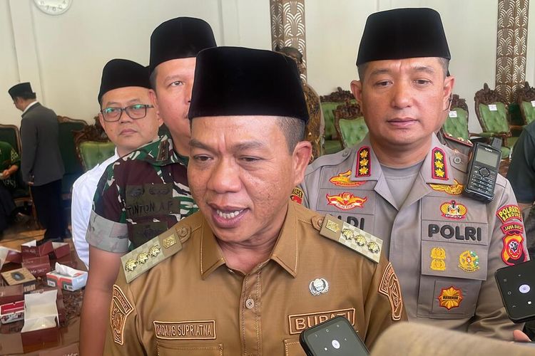 Bupati Bandung Dadang Supriatna saat diwawancarai soal pelajar yang ikut unjuk rasa, Jumat (4/9/2025)