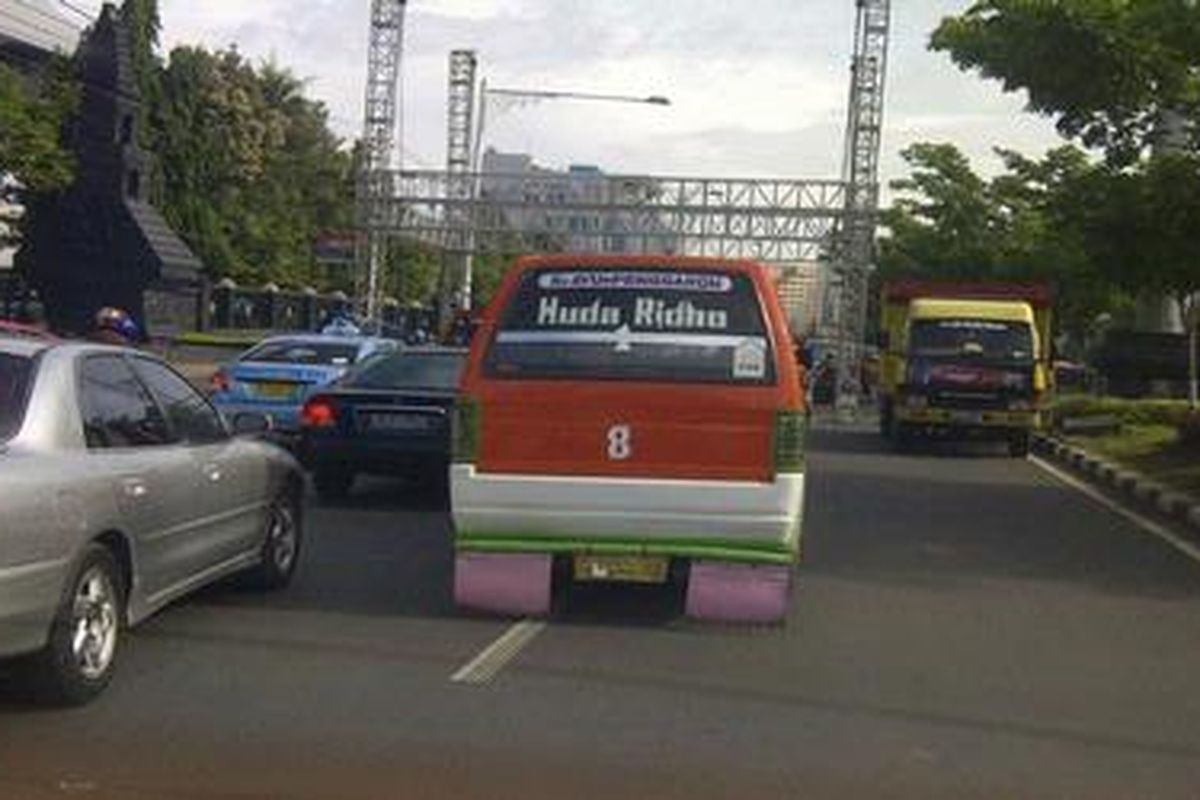 Ruas jalan protokol Jalan Pahlawan, Semarang, Jawa Tengah semrawut sejak pukul 07.00, Jumat (21/12/2012) 