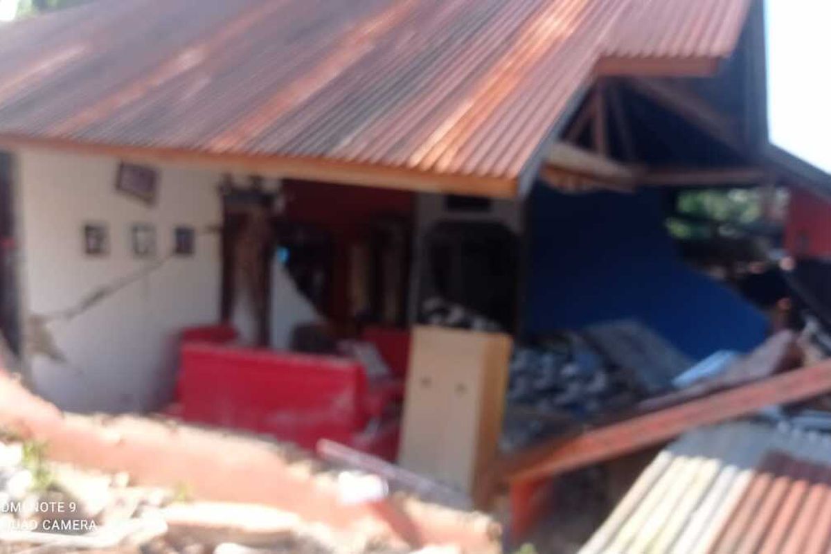 Rumah warga Pasaman Barat rusak berat akibat gempa, Jumat (25/2/2022)