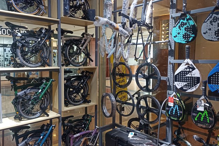Toko sepeda mewah di STC Senayan Jakarta Pusat alami penurunan. Pergeseran tren hingga padatnya Jakarta disinyalir jadi penyebabnya 