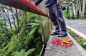 Viral Aksi Tabur Bunga di Jembatan Cangar, Bentuk Empati atau Bahayakan Pengendara?