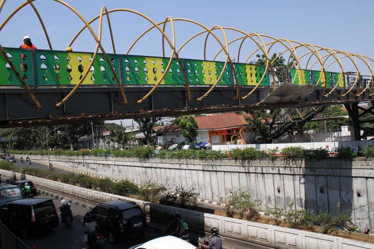 Wajah Baru Jembatan Penyebrangan Orang (JPO) yang menghubungkan Pasar Tradisional dengan Stasiun Pasar Minggu, Jakarta Selatan, Sabtu (5/10/2019).