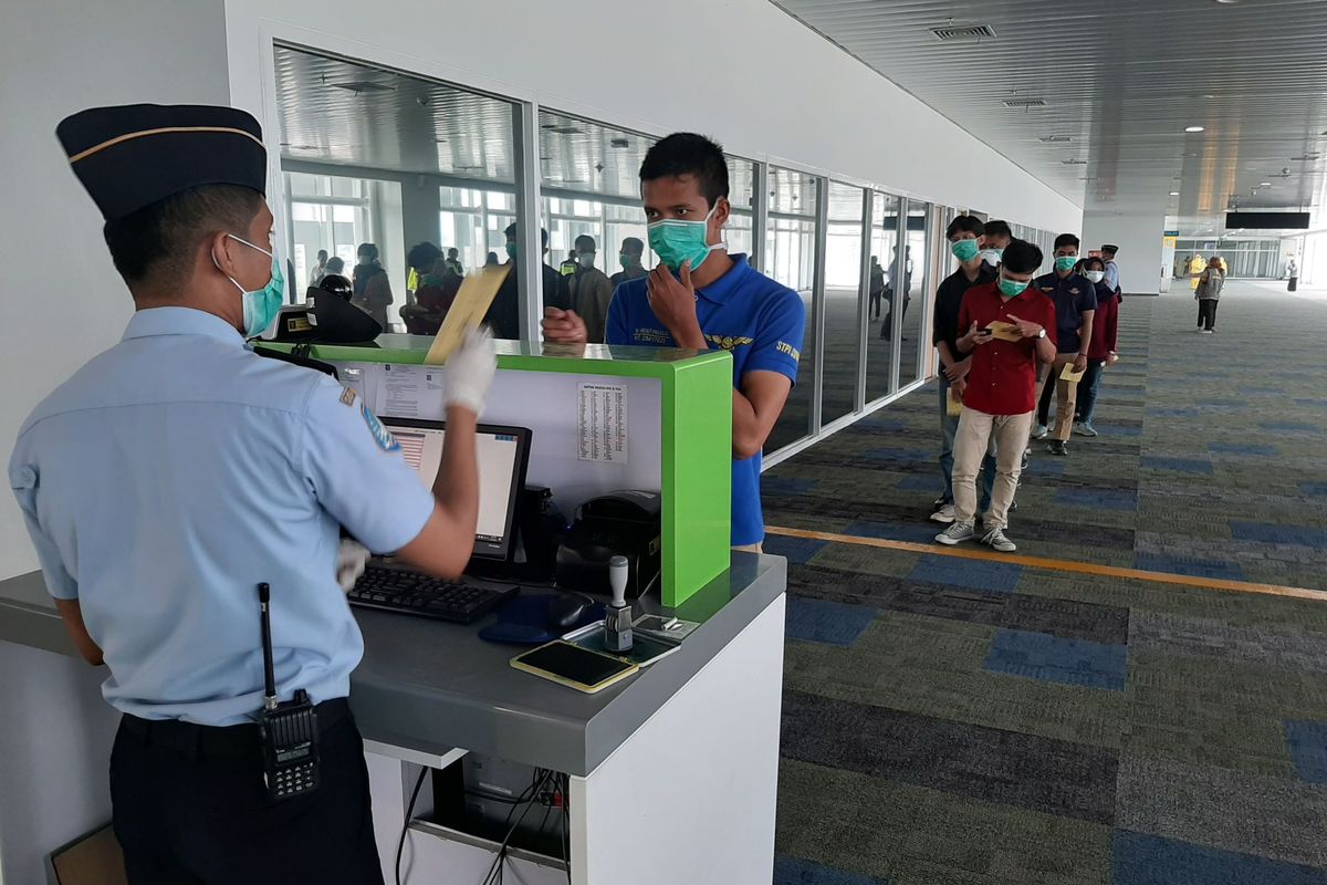 Simulasi penanganan wabah virus Corona di Bandara Jenderal Ahmad Yani Semarang, Kamis (30/01/2020).