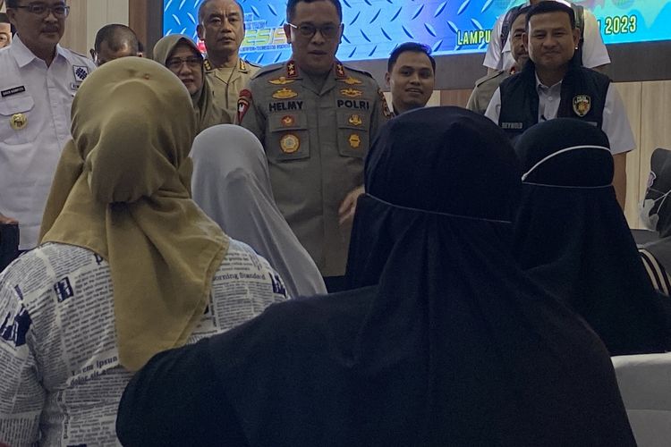 Kapolda Lampung Irjen Helmy Santika berbincang dengan para korban dugaan TPPO yang merupakan warga NTB, Rabu (7/6/2023).