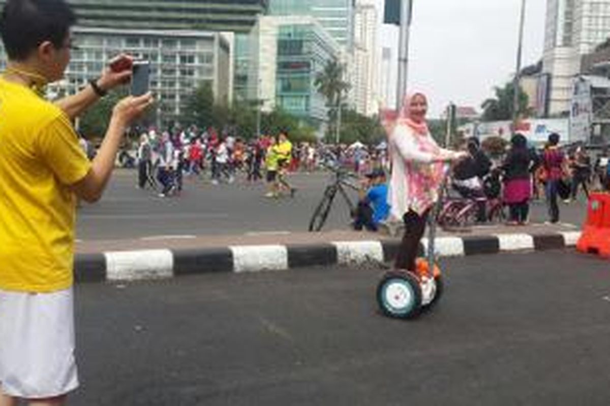 Warga Jakarta jajal Segway polisi di Bundaran Hotel Indinesia, Jakarta, Minggu (11/10/2015).