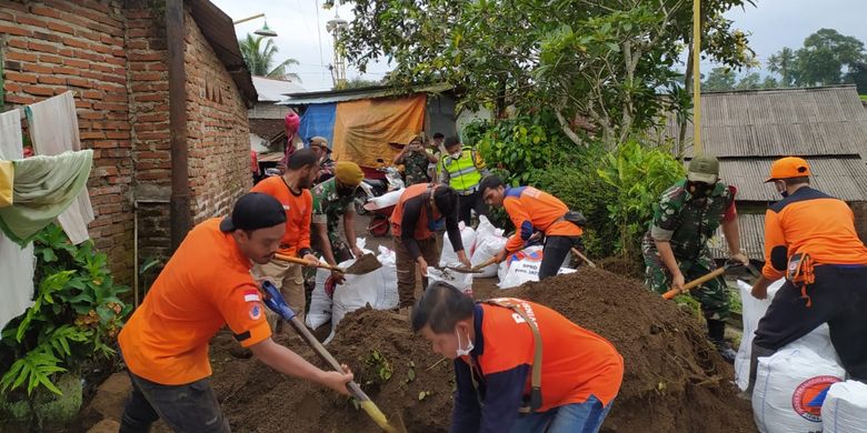 Usai Banjir Genangi 63 Rumah Di Banyuwangi, BPBD Pagari Permukiman ...