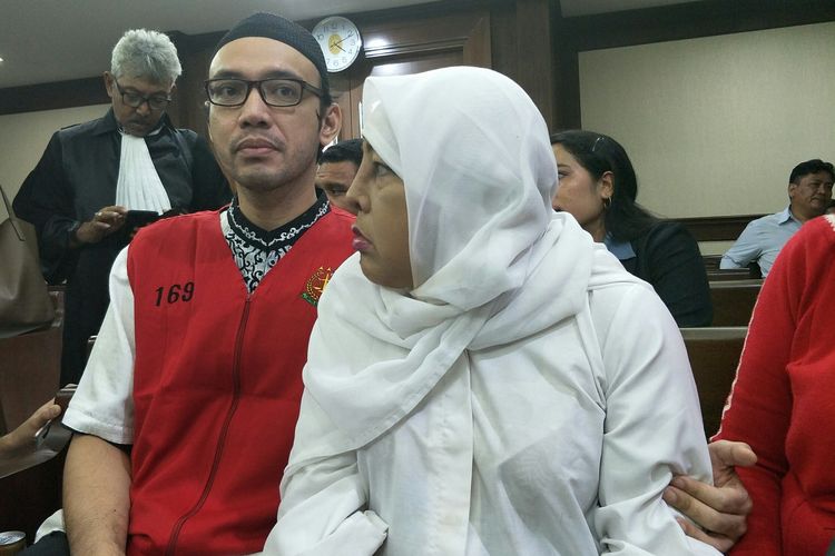 Sandy Tumiwa didampingi ibunya Amalia Nurshanti di Pengadilan Negeri Jakarta Pusat, kawasan Gunung Sahari, Kamis (3/10/2019).