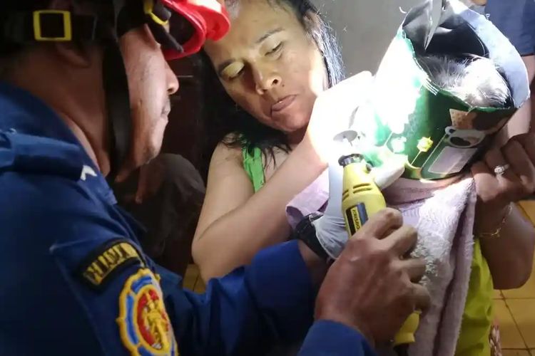Momen Damkar Ciamis Selamatkan Balita yang Kepalanya Terjebak Kaleng Biskuit