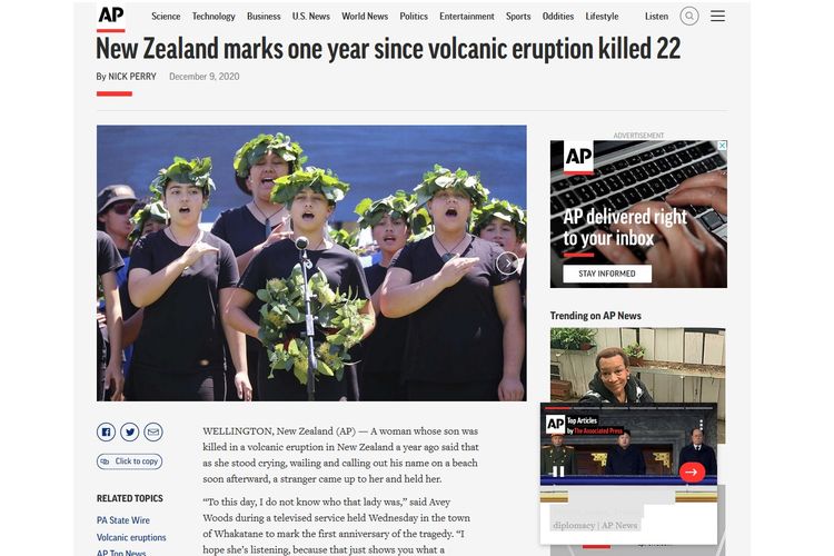 Laporan AP News, 9 Desember 2020, tentang letusan gunung berapi di White Island pada 9 Desember 2019 yang menewaskan 22 orang.