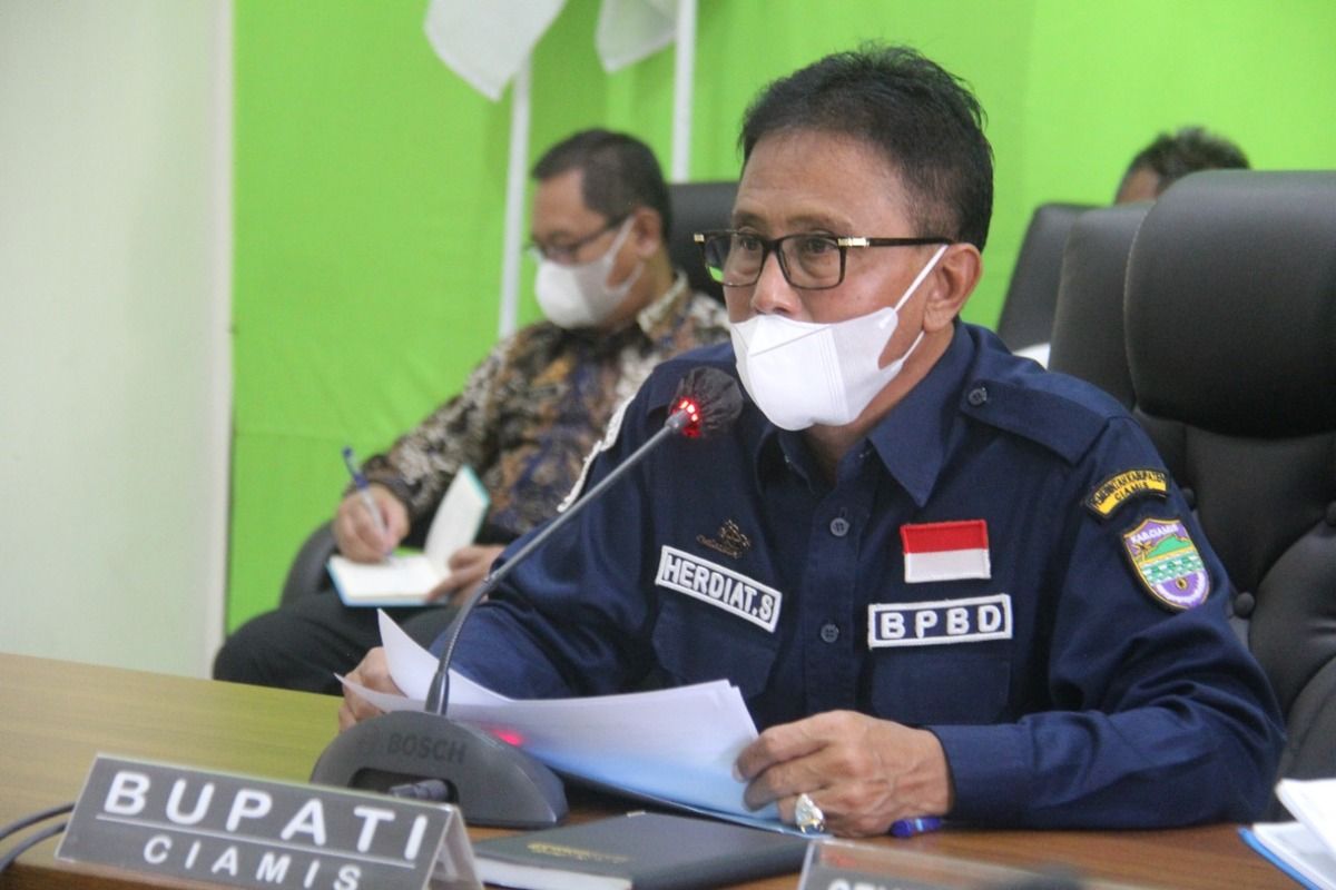 Bupati Ciamis, Herdiat Sunarya memimpin rapat kordinasi secara virtual membahas perkembangan Covid-19 di Ruang Vidcon Pendopo, Jum'at (04/02/2022).