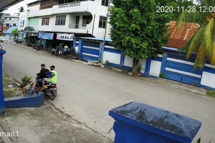 Video seorang kakek pengemis tua dijembret , Kota Baubau, Sulawesi Tenggara, dijambret dua orang pelaku viral di media sosial, Senin (30/11/2020).