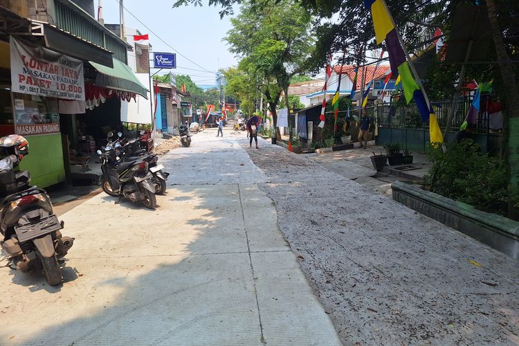 Warga mengeluhkan peninggian Jalan Madya, Kebantenan, RT 08, RW 02, Semper Timur, Cilincing, Jakarta Utara.