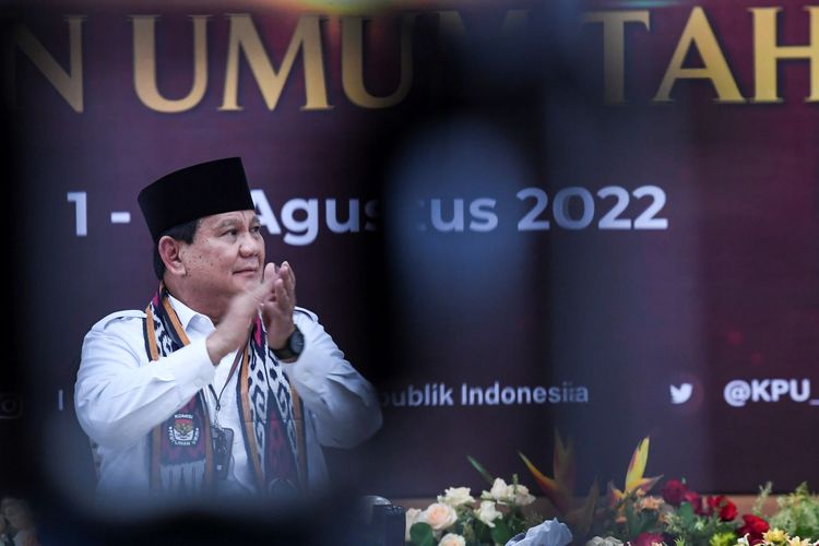 Ketua Umum Partai Gerindra Prabowo Subianto bertepuk tangan saat melakukan Pendaftaran Partai Politik Calon Peserta Pemilu tahun 2024 di Gedung KPU, Jakarta, Senin (8/8/2022). KPU telah menerima berkas dari 18 partai politik yang mendaftar sebagai calon peserta Pemilu 2024 di hari kedelapan pendaftaran. ANTARA FOTO/M Risyal Hidayat/wsj.