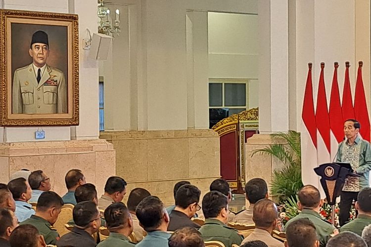 Presiden Joko Widodo memberi arahan kepada peserta PPSA XXIV dan alumni PPRA LXV Lembaga Ketahanan Nasional di Istana Negara, Jakarta, Rabu (4/10/2023).